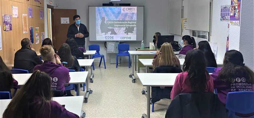 Javier Peinado y Pilar Coslado exponen al alumnado del IES Bárbara de Braganza las acciones de CREEX para avanzar en igualdad