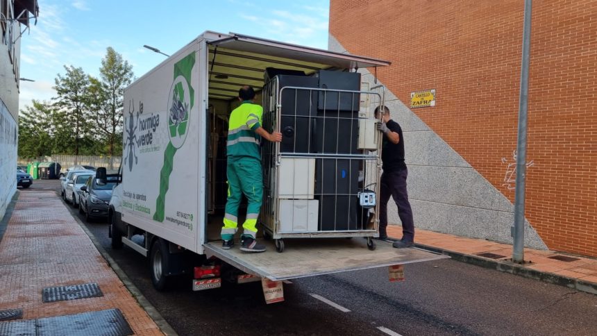 CREEX entrega al Centro Especial de Empleo ‘Hormiga Verde’ equipos electrónicos para su reciclaje